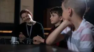 Kaksi poikaa ja Vellamon opas Ruotsinsalmen kolmiulotteisen pienoismallin äärellä