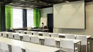 Kokoustilat luokkahuonemuodostelmassa