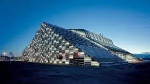 Merikeskus Vellamon silhuetti iltavalaistuksessa