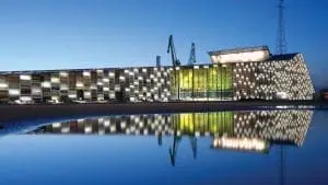 Vellamon julkisivu iltavalaistuksessa