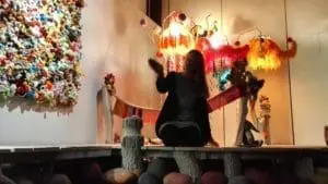 Nainen satutuokiota pitämässä