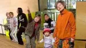 Asiakkaita nousemassa Vellamon portaikkoa ylöspäin uteliaana