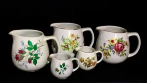 Arabian kannuja 1960-luvulta. Yksityiskokoelma.