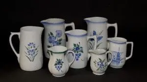 Asetelma sinivalkoisia Arabian kannuja