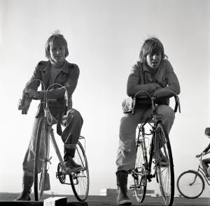 Kaksi nuorta polkupyöriensä päällä.
