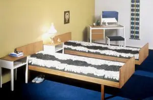 Askon vuoden 1967 mainoskuvassa makuuhuoneen kalusto Kultatupa. Frans Meltovaaran ja Pauli Kolkan vuonna 1962 suunnittelemia Bella Notte -lavasänkyjä sai eri leveyksillä ja suoramallisilla tai pinnapäädyllä varustettuna. Kampauspöydän nro 3709, kampausrahin nro 2758 ja yöpöydät nro 3739 suunnitteli arkkitehtioppilas Saarinen vuonna 1961.