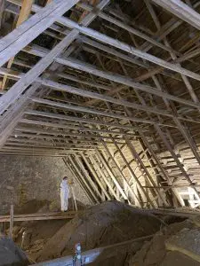Sisäkuva kirkon kattorakenteista.
