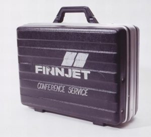 Finnjetin logolla varustettu matkustussalkku