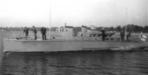 VMV 4 -alus vesillä, kannella kuusi henkilöä, vanha mustavalkokuva