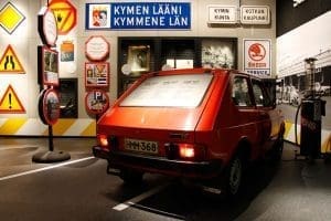 Fiat 127 perävalot päällä näyttelyssä