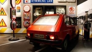 Fiat 127 perävalot päällä näyttelyssä