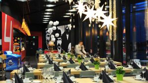 Jouluisen juhlavasti katettu ravintola Laakongin pöydät ja miljöö