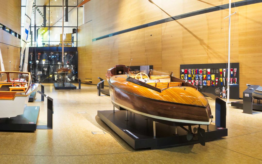 Лодочный залВпечатляющая коллекция лодок разных десятилетий