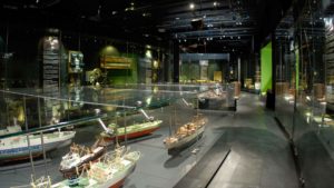 Suomen merimuseon pienoismallikokoelmaa vitriineissään näyttelytilassa