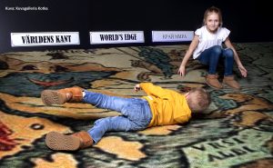 Lapset leikittelemässä Merimonsterit-näyttelystä löytyvän Maailmanreunan edustalla