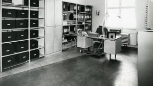 Mustavalkoisessa valokuvassa on museon toimistotila.